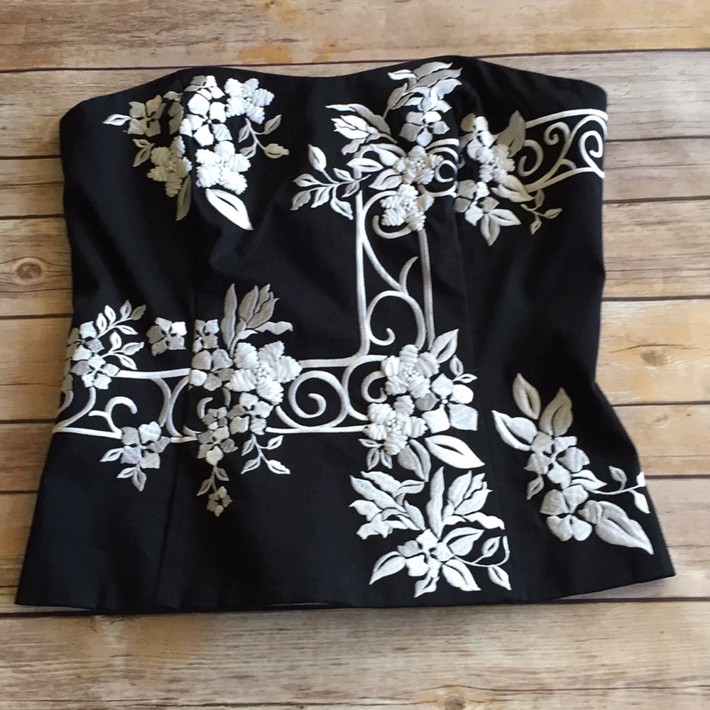 🌺Gorgeous WHBM embroidered Bustier top. - Size 6